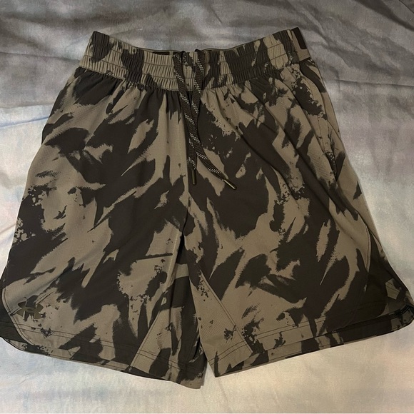 Two pair of men’s size medium Under Armour Dri-fit shorts - Picture 4 of 5